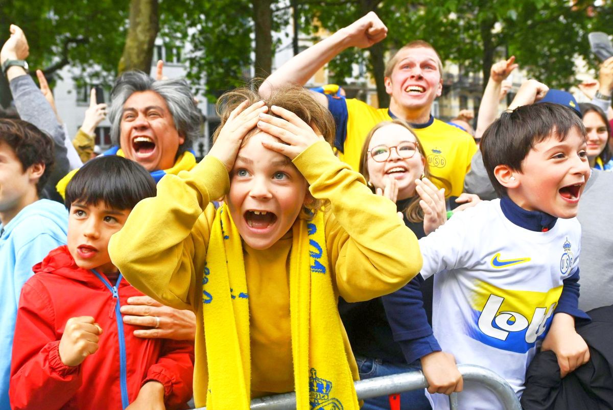 Imagini antologice: au cucerit titlul după 90 de ani, iar suporterii au invadat terenul