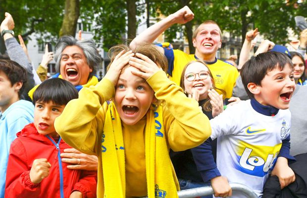 Imagini antologice: au cucerit titlul după 90 de ani, iar suporterii au invadat terenul