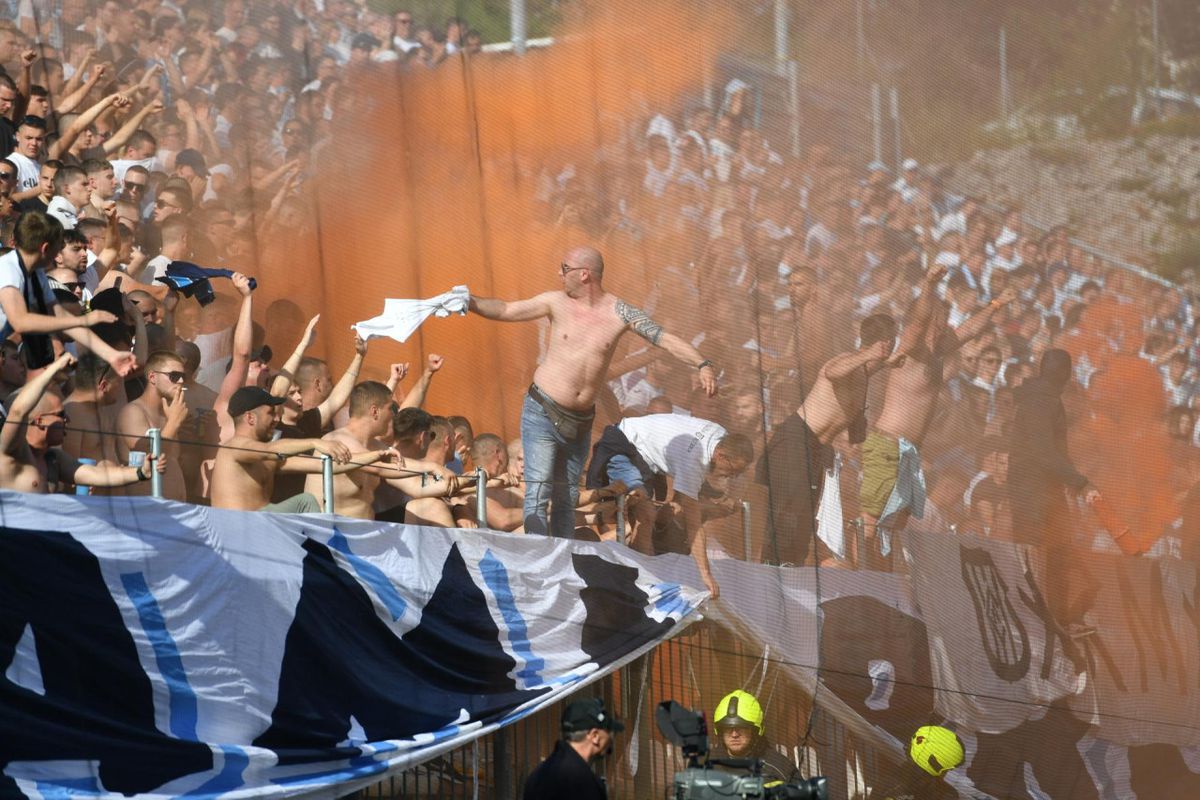 Nebunie! Fostul atacant de la Rapid a luat titlul ca antrenor, deși pornea cu a treia șansă! Trofeu adus cu elicopterul