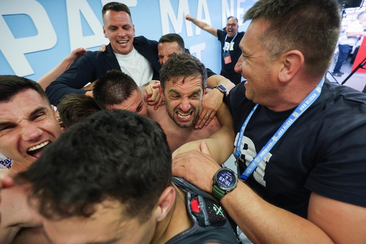 Nebunie! Fostul atacant de la Rapid a luat titlul ca antrenor, deși pornea cu a treia șansă! Trofeu adus cu elicopterul