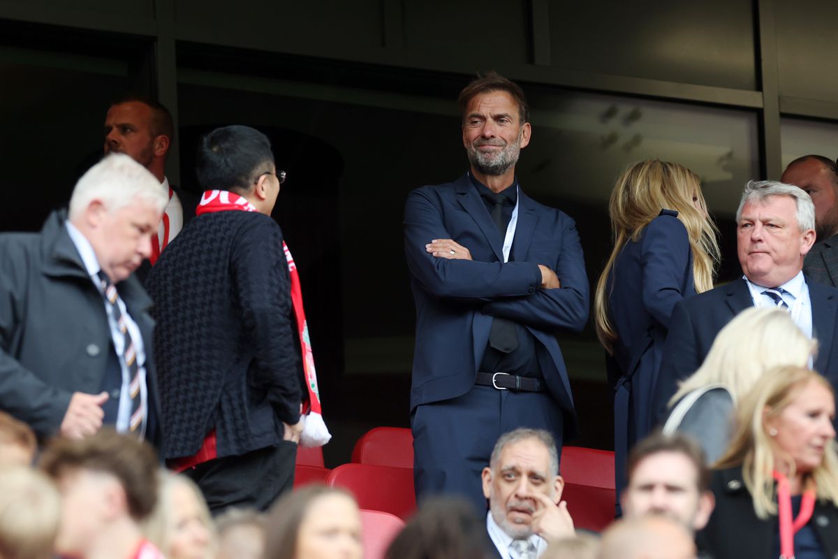 Liverpool a primit trofeul de campioană în Premier League, sub ochii lui Klopp + Gestul neașteptat aplaudat de întreg stadionul