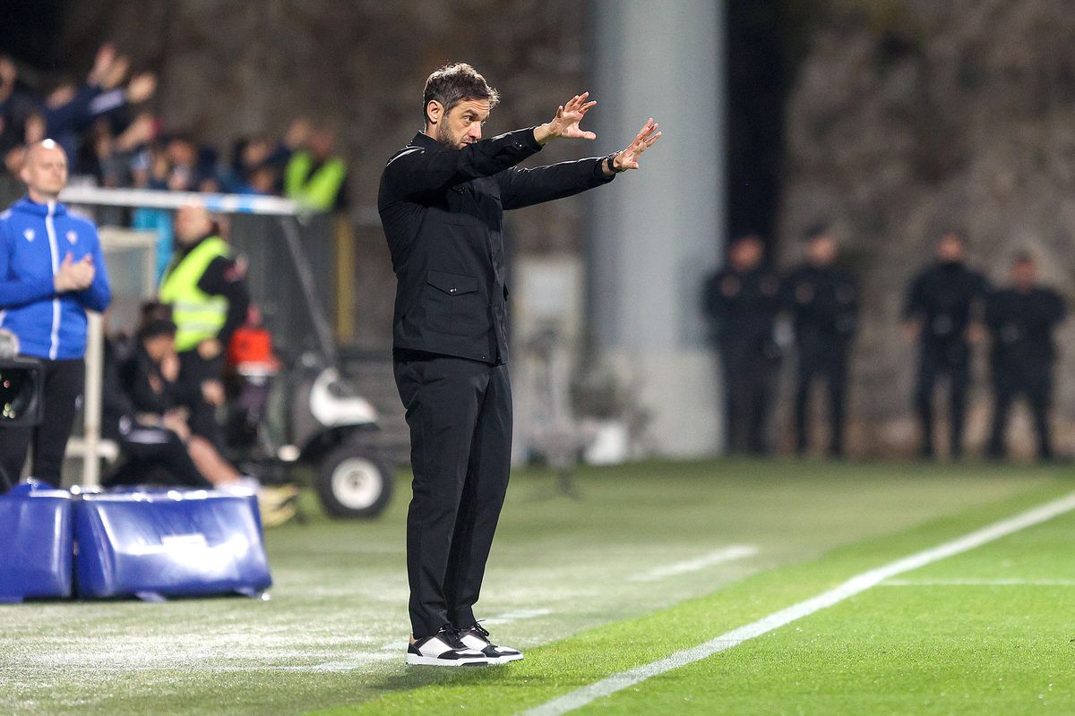 Nebunie! Fostul atacant de la Rapid a luat titlul ca antrenor, deși pornea cu a treia șansă! Trofeu adus cu elicopterul