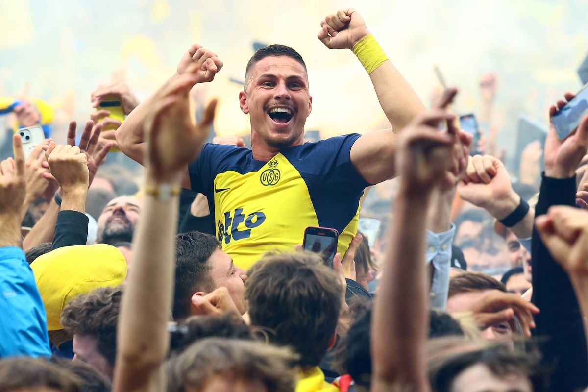 Imagini antologice: au cucerit titlul după 90 de ani, iar suporterii au invadat terenul