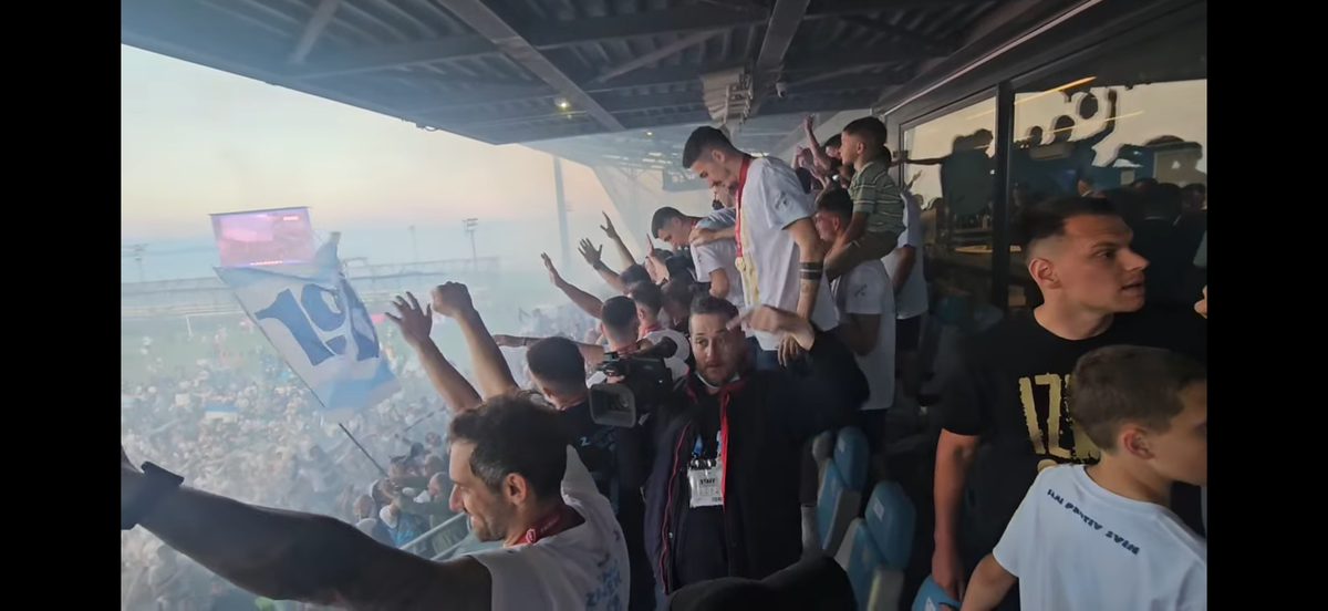 Nebunie! Fostul atacant de la Rapid a luat titlul ca antrenor, deși pornea cu a treia șansă! Trofeu adus cu elicopterul