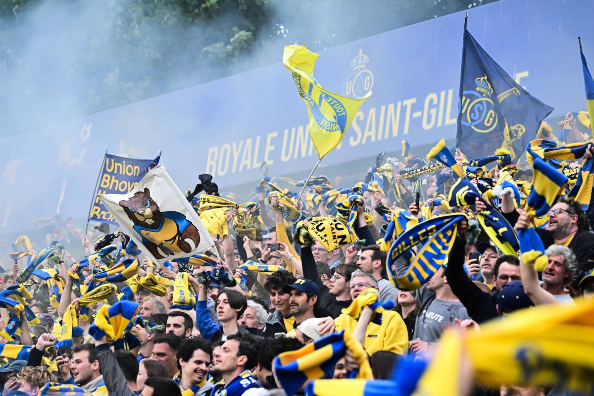 Imagini antologice: au cucerit titlul după 90 de ani, iar suporterii au invadat terenul