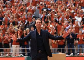 Rafael Nadal, în lacrimi: omagiat la Roland Garros printr-o ceremonie emoționantă » Simona Halep, printre VIP-uri, cu un tricou special