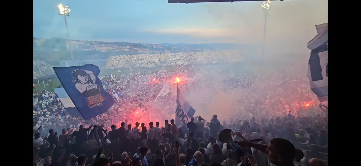 Nebunie! Fostul atacant de la Rapid a luat titlul ca antrenor, deși pornea cu a treia șansă! Trofeu adus cu elicopterul