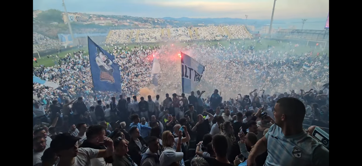 Nebunie! Fostul atacant de la Rapid a luat titlul ca antrenor, deși pornea cu a treia șansă! Trofeu adus cu elicopterul