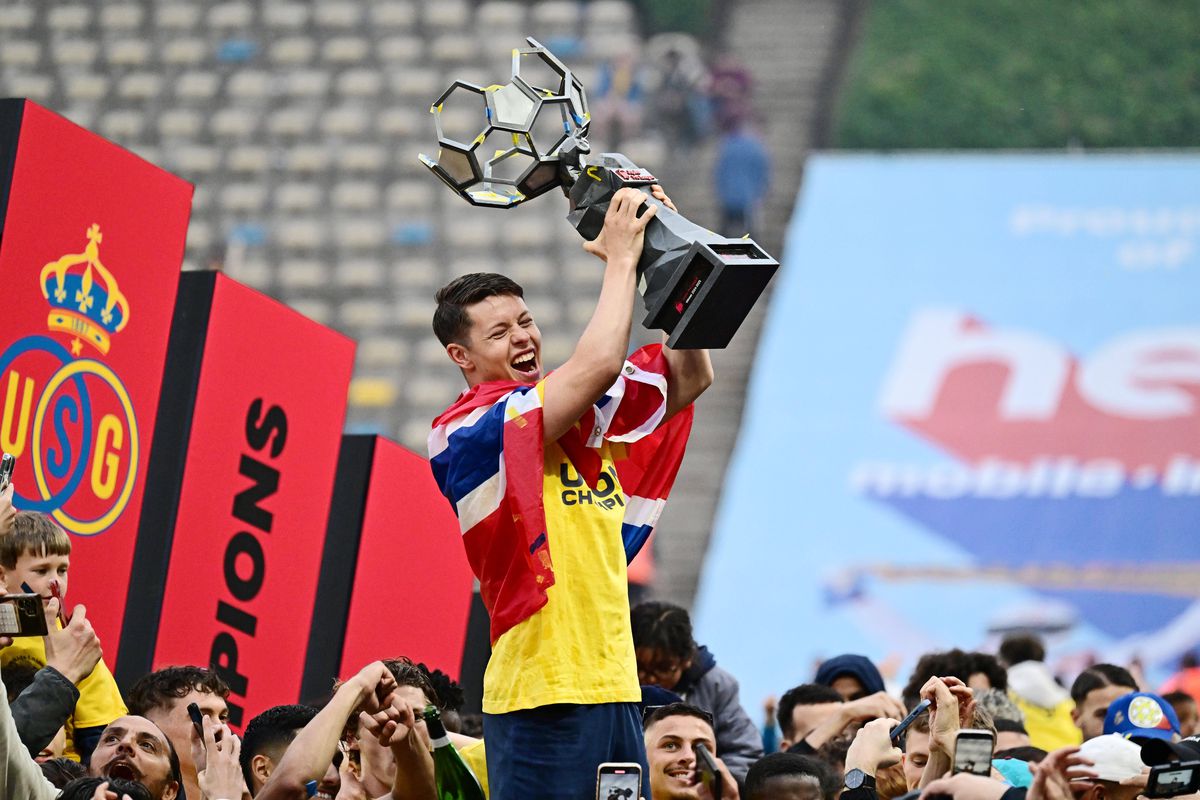 Imagini antologice: au cucerit titlul după 90 de ani, iar suporterii au invadat terenul