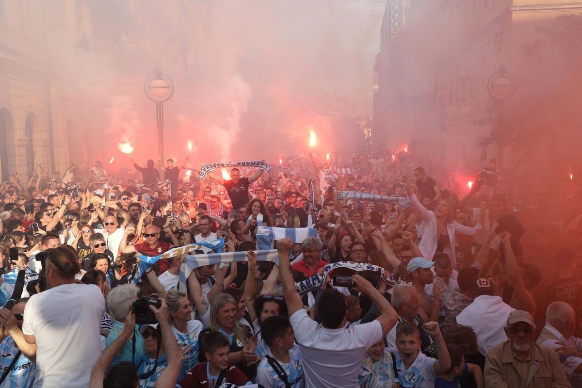 Nebunie! Fostul atacant de la Rapid a luat titlul ca antrenor, deși pornea cu a treia șansă! Trofeu adus cu elicopterul