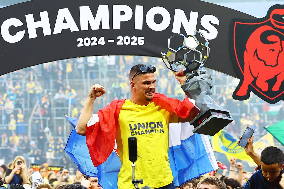 Imagini antologice: au cucerit titlul după 90 de ani, iar suporterii au invadat terenul