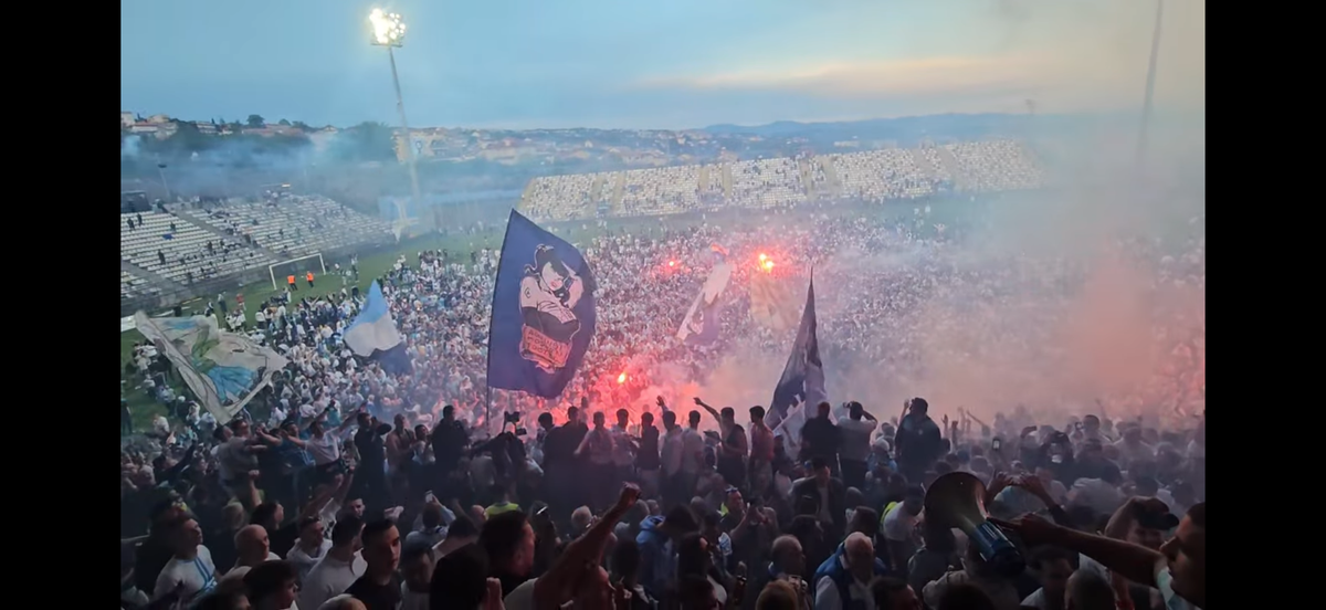 Nebunie! Fostul atacant de la Rapid a luat titlul ca antrenor, deși pornea cu a treia șansă! Trofeu adus cu elicopterul