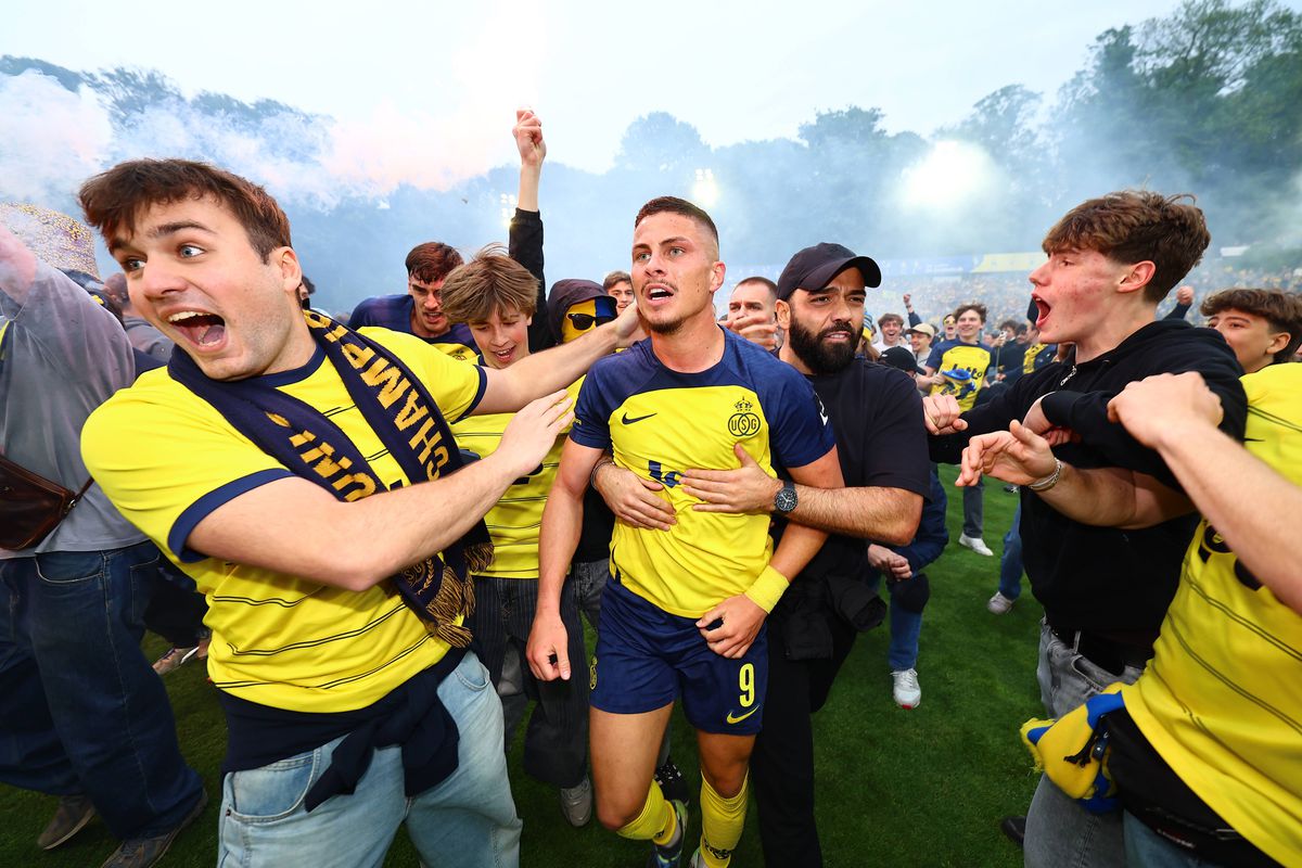 Imagini antologice: au cucerit titlul după 90 de ani, iar suporterii au invadat terenul