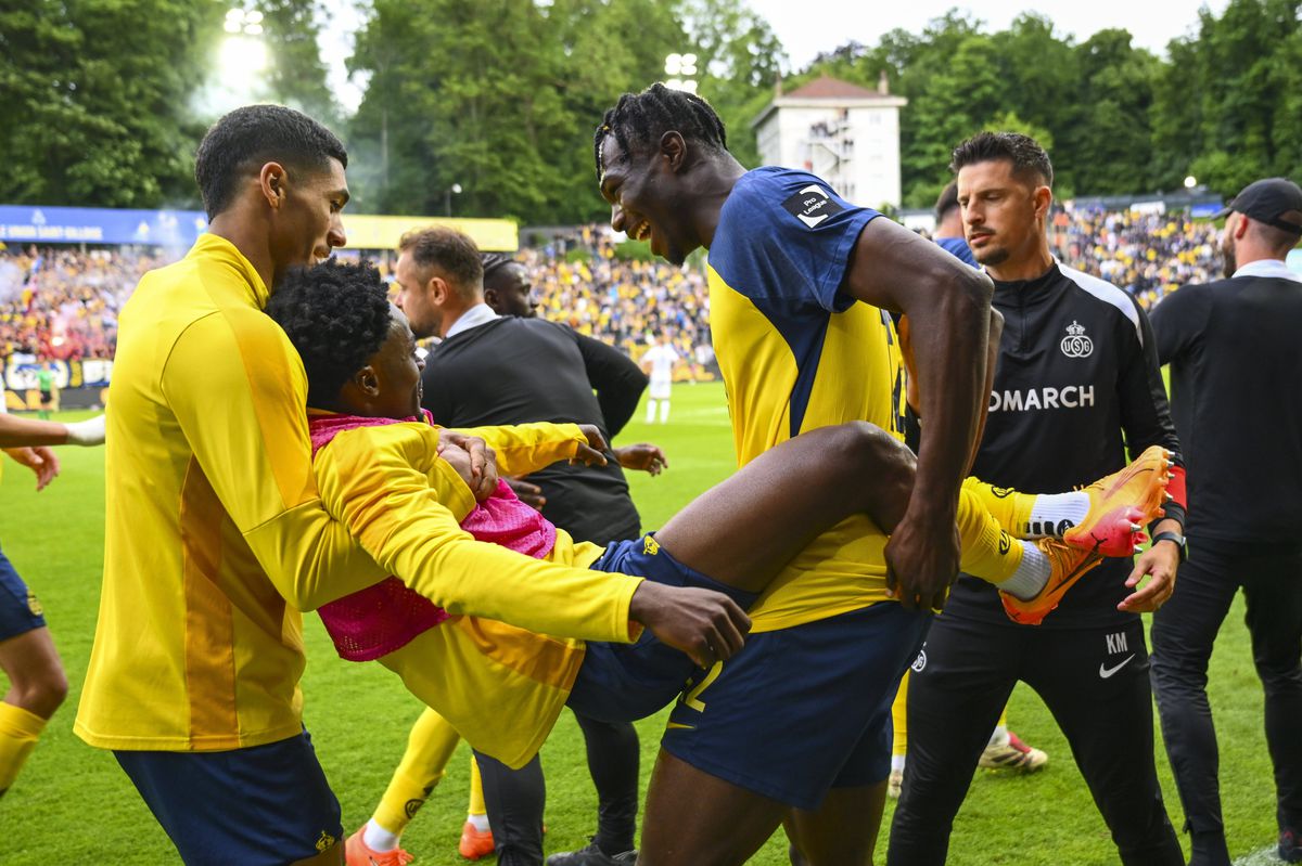 Imagini antologice: au cucerit titlul după 90 de ani, iar suporterii au invadat terenul