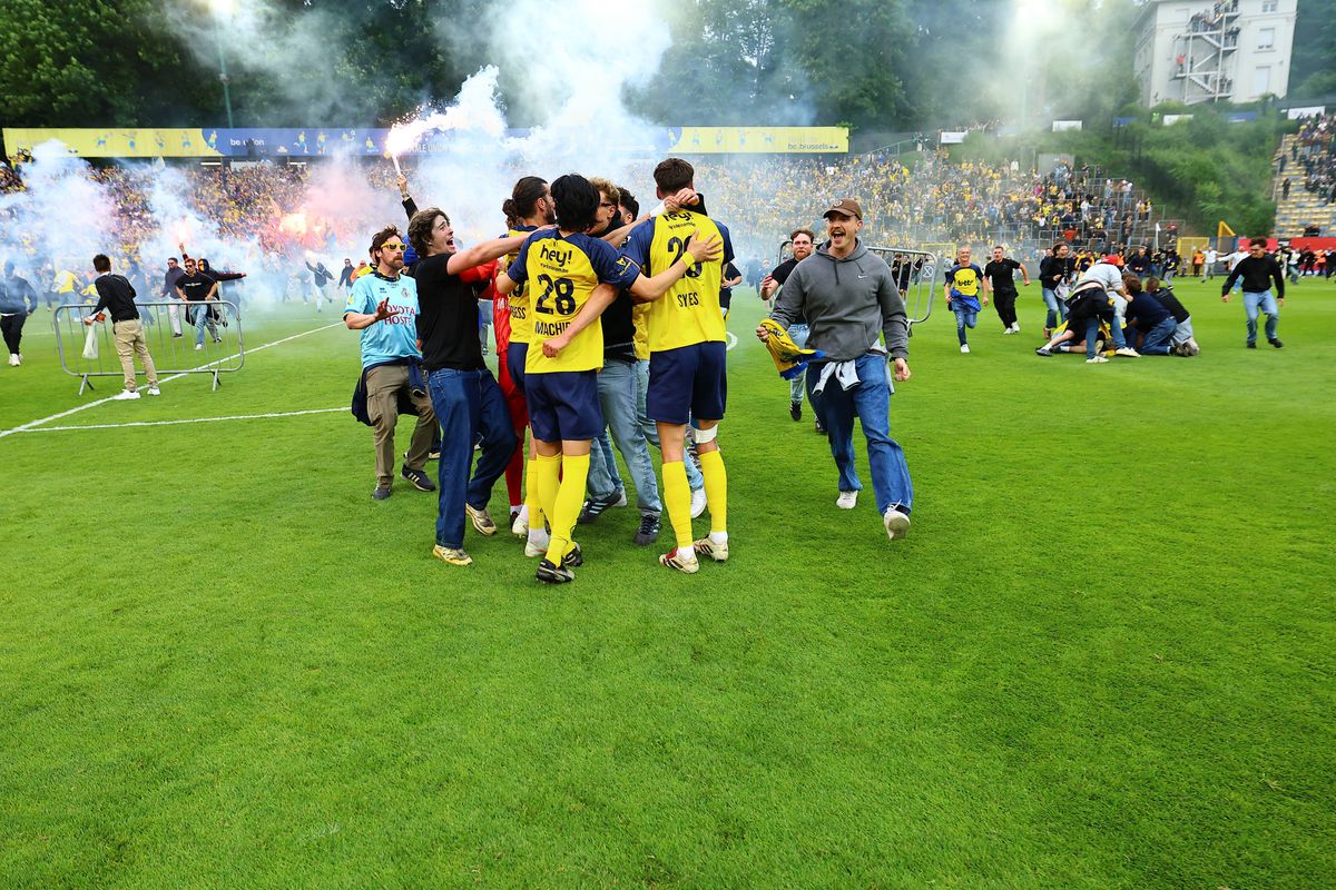 Imagini antologice: au cucerit titlul după 90 de ani, iar suporterii au invadat terenul