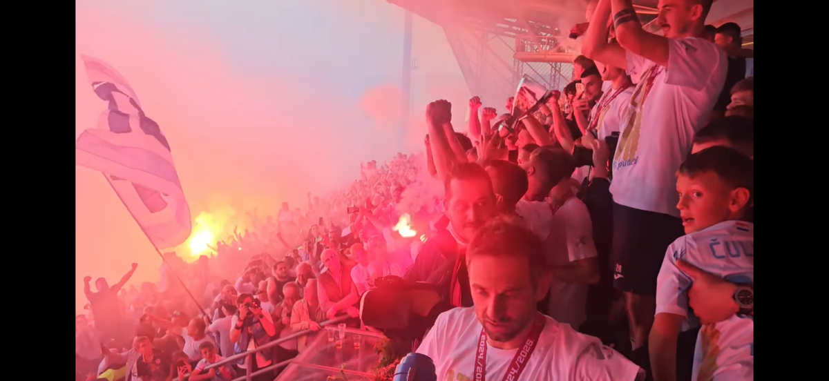 Nebunie! Fostul atacant de la Rapid a luat titlul ca antrenor, deși pornea cu a treia șansă! Trofeu adus cu elicopterul