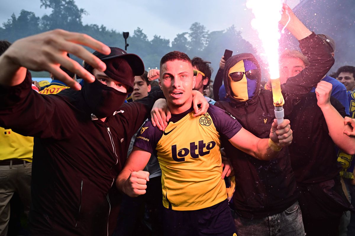 Imagini antologice: au cucerit titlul după 90 de ani, iar suporterii au invadat terenul