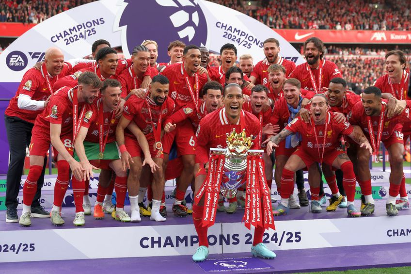FOTO Liverpool a primit trofeul de campioană în Premier League, sub ochii lui Klopp + Gestul neașteptat aplaudat de întreg stadionul