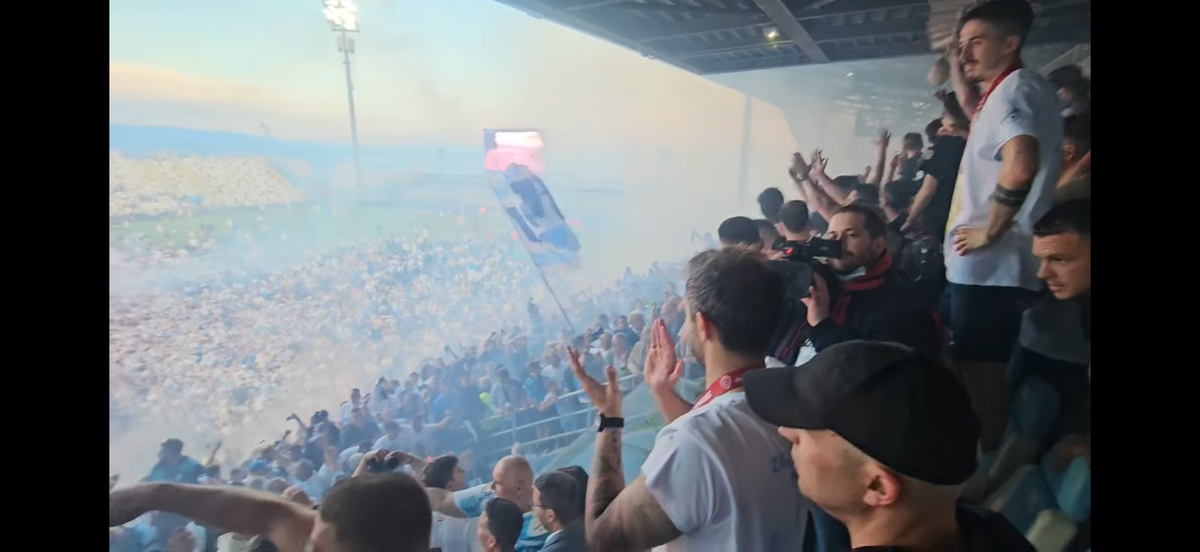 Nebunie! Fostul atacant de la Rapid a luat titlul ca antrenor, deși pornea cu a treia șansă! Trofeu adus cu elicopterul