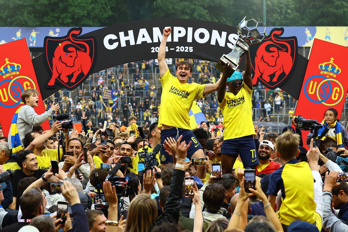 Imagini antologice: au cucerit titlul după 90 de ani, iar suporterii au invadat terenul