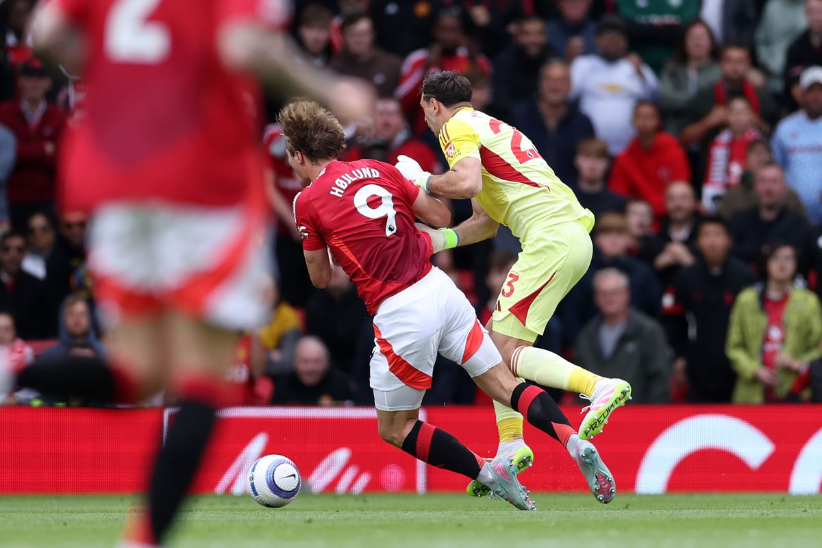 Gest inconștient! Excentricul Emiliano Martinez a văzut cartonașul ROȘU în meciul sezonului pentru Aston Villa: „Ridicol!”