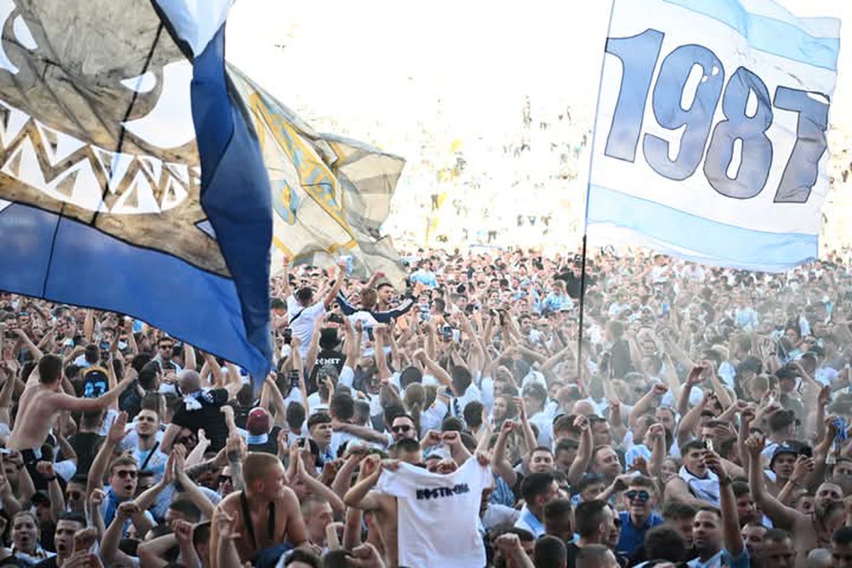 Nebunie! Fostul atacant de la Rapid a luat titlul ca antrenor, deși pornea cu a treia șansă! Trofeu adus cu elicopterul