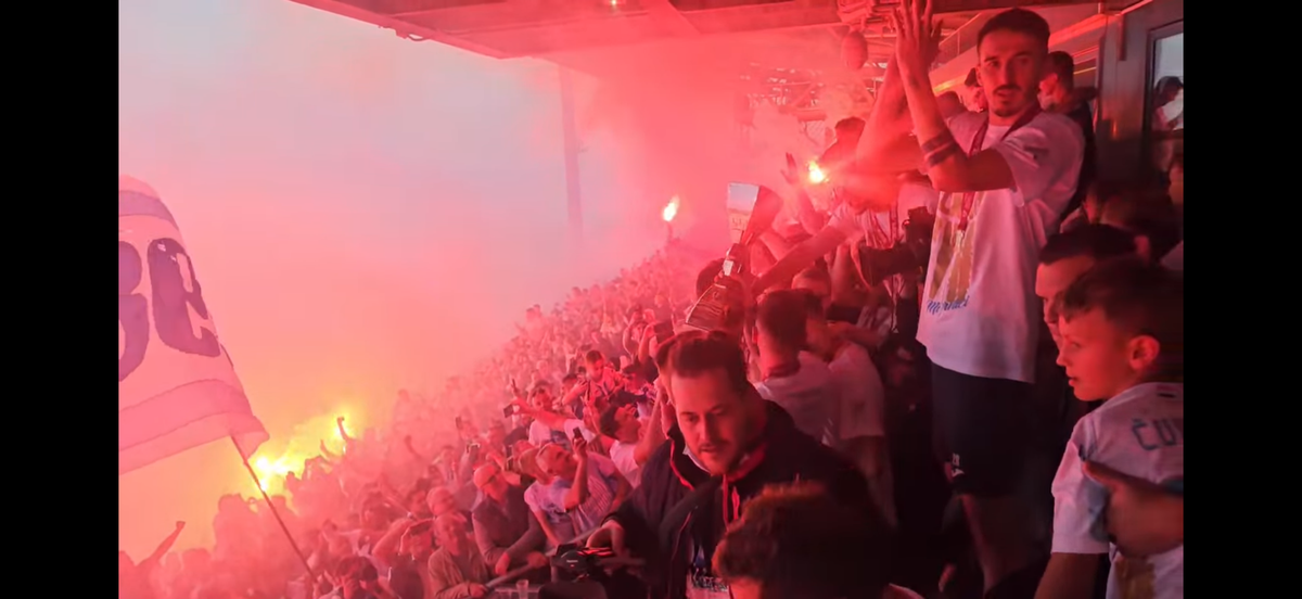 Nebunie! Fostul atacant de la Rapid a luat titlul ca antrenor, deși pornea cu a treia șansă! Trofeu adus cu elicopterul