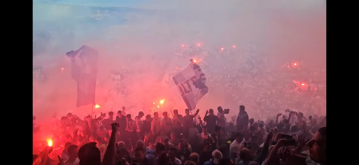 Nebunie! Fostul atacant de la Rapid a luat titlul ca antrenor, deși pornea cu a treia șansă! Trofeu adus cu elicopterul