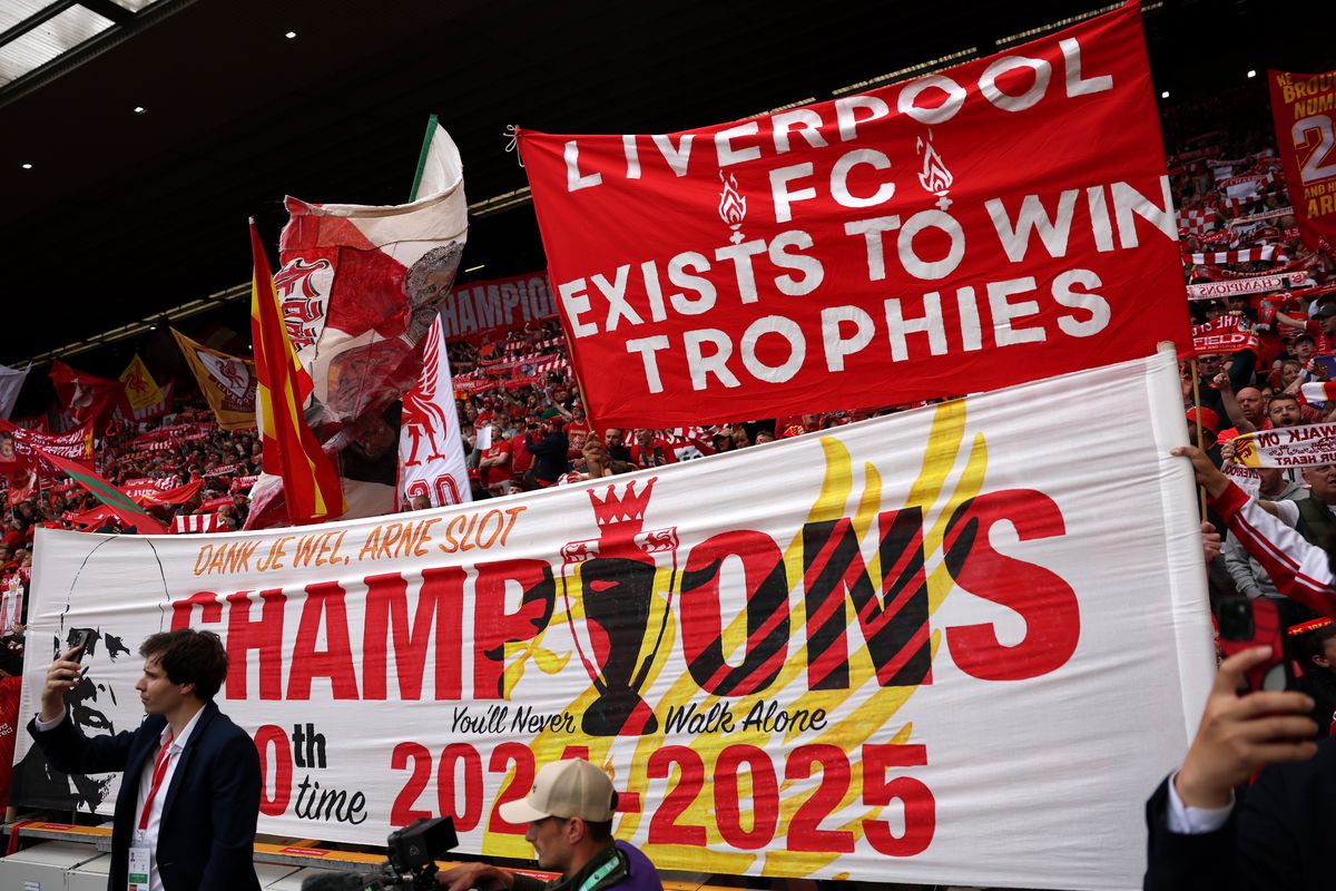 Liverpool a primit trofeul de campioană în Premier League, sub ochii lui Klopp + Gestul neașteptat aplaudat de întreg stadionul