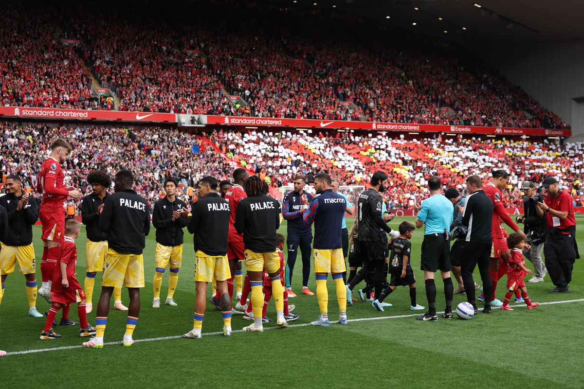 Liverpool a primit trofeul de campioană în Premier League, sub ochii lui Klopp + Gestul neașteptat aplaudat de întreg stadionul