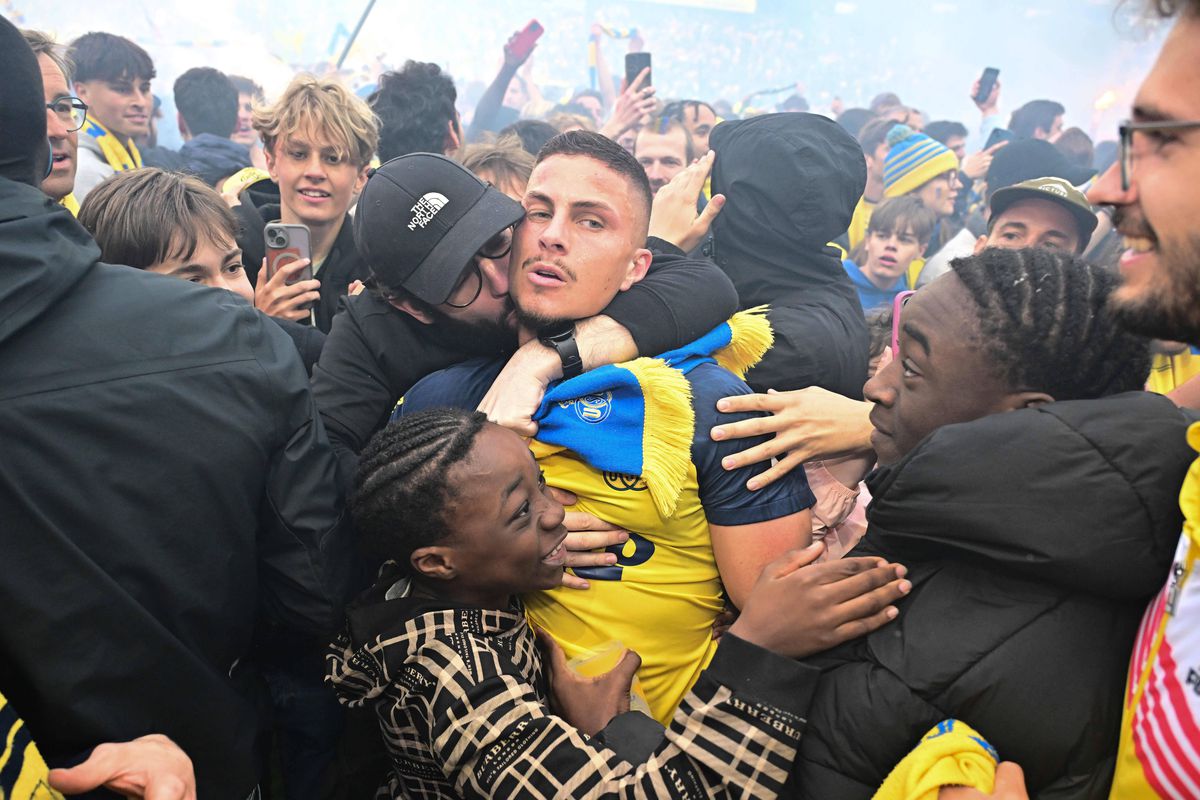 Imagini antologice: au cucerit titlul după 90 de ani, iar suporterii au invadat terenul