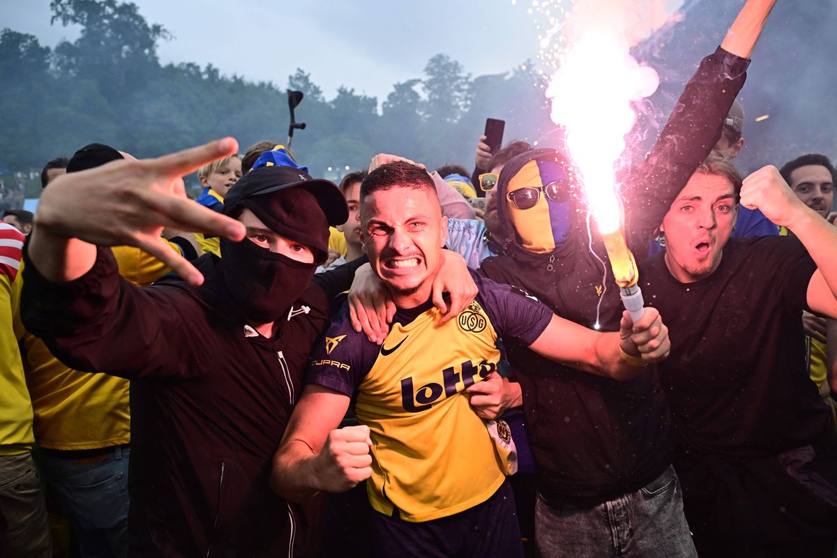 Imagini antologice: au cucerit titlul după 90 de ani, iar suporterii au invadat terenul