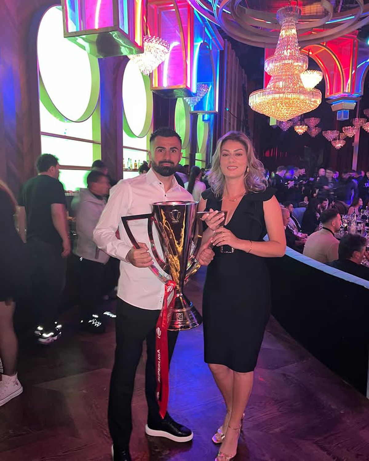 „Ce să căutăm în Dubai, când nu am văzut Iașiul?” » E măritată cu fotbalistul din Superliga care câștigă sute de mii de euro pe an, dar surprinde