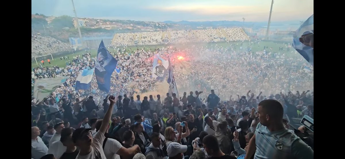 Nebunie! Fostul atacant de la Rapid a luat titlul ca antrenor, deși pornea cu a treia șansă! Trofeu adus cu elicopterul