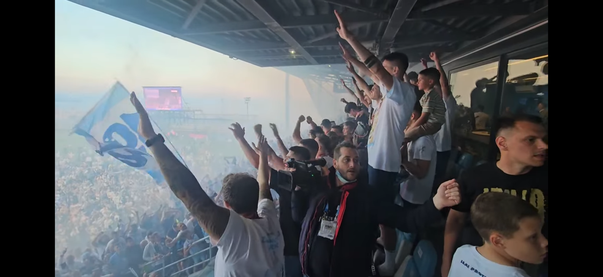 Nebunie! Fostul atacant de la Rapid a luat titlul ca antrenor, deși pornea cu a treia șansă! Trofeu adus cu elicopterul