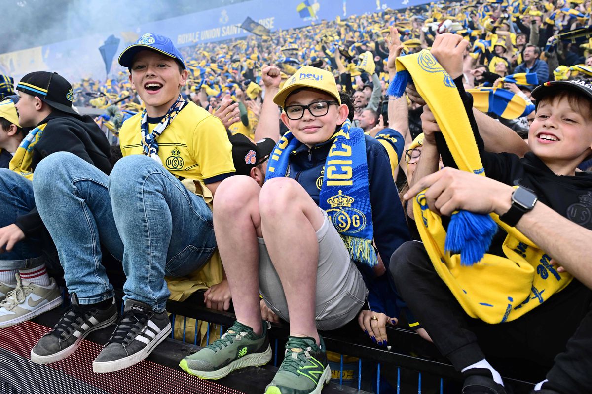 Imagini antologice: au cucerit titlul după 90 de ani, iar suporterii au invadat terenul