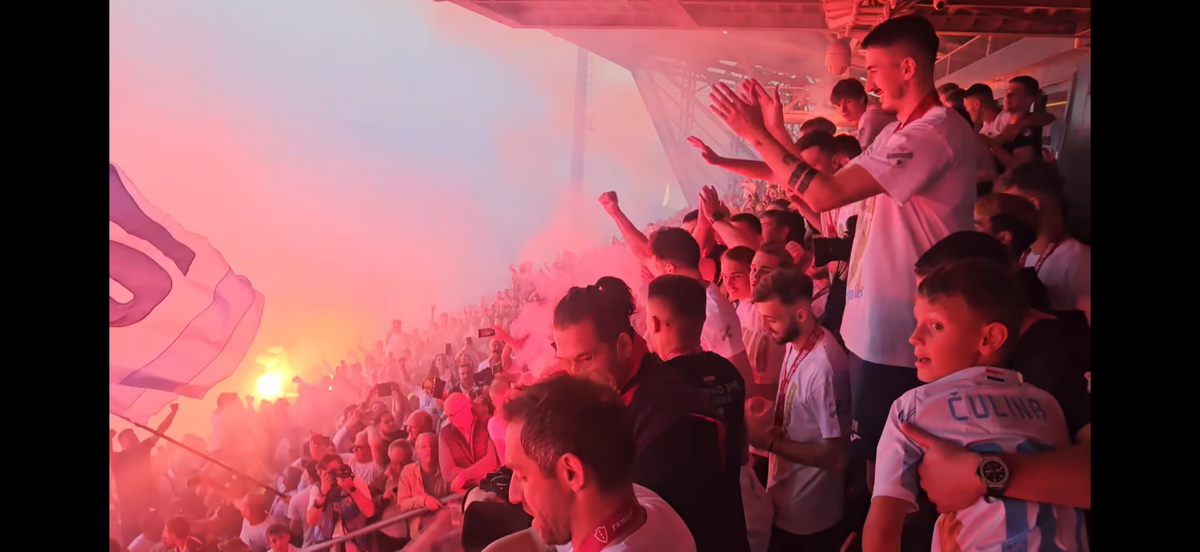 Nebunie! Fostul atacant de la Rapid a luat titlul ca antrenor, deși pornea cu a treia șansă! Trofeu adus cu elicopterul