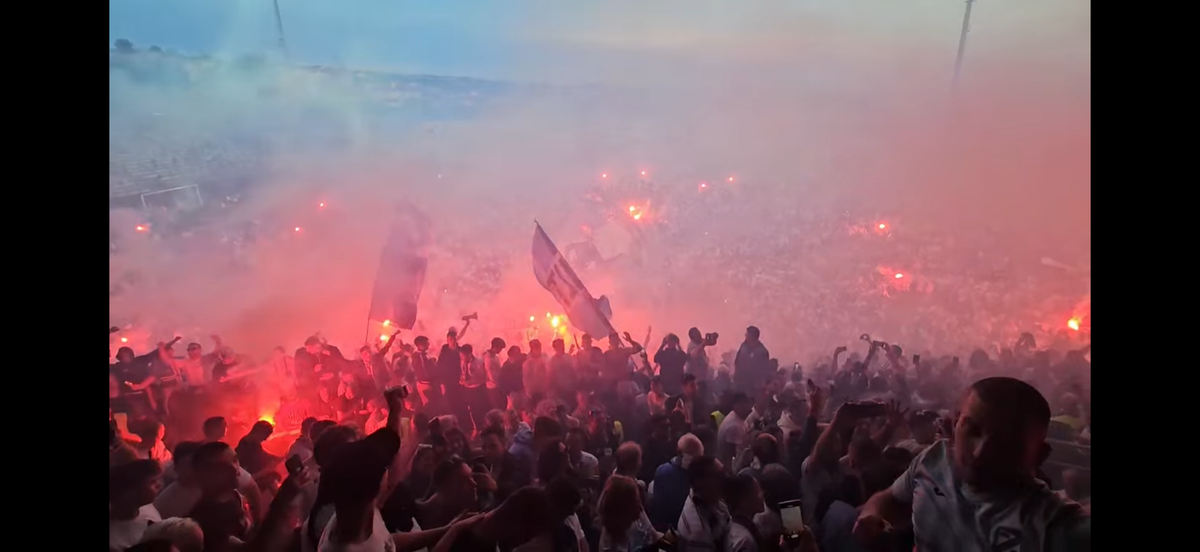 Nebunie! Fostul atacant de la Rapid a luat titlul ca antrenor, deși pornea cu a treia șansă! Trofeu adus cu elicopterul