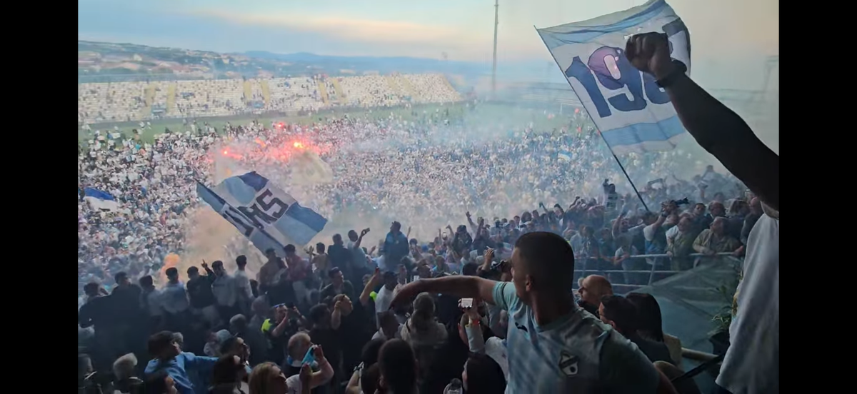 Nebunie! Fostul atacant de la Rapid a luat titlul ca antrenor, deși pornea cu a treia șansă! Trofeu adus cu elicopterul