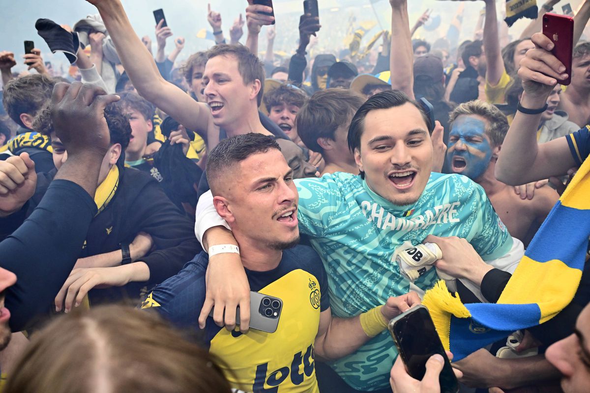 Imagini antologice: au cucerit titlul după 90 de ani, iar suporterii au invadat terenul