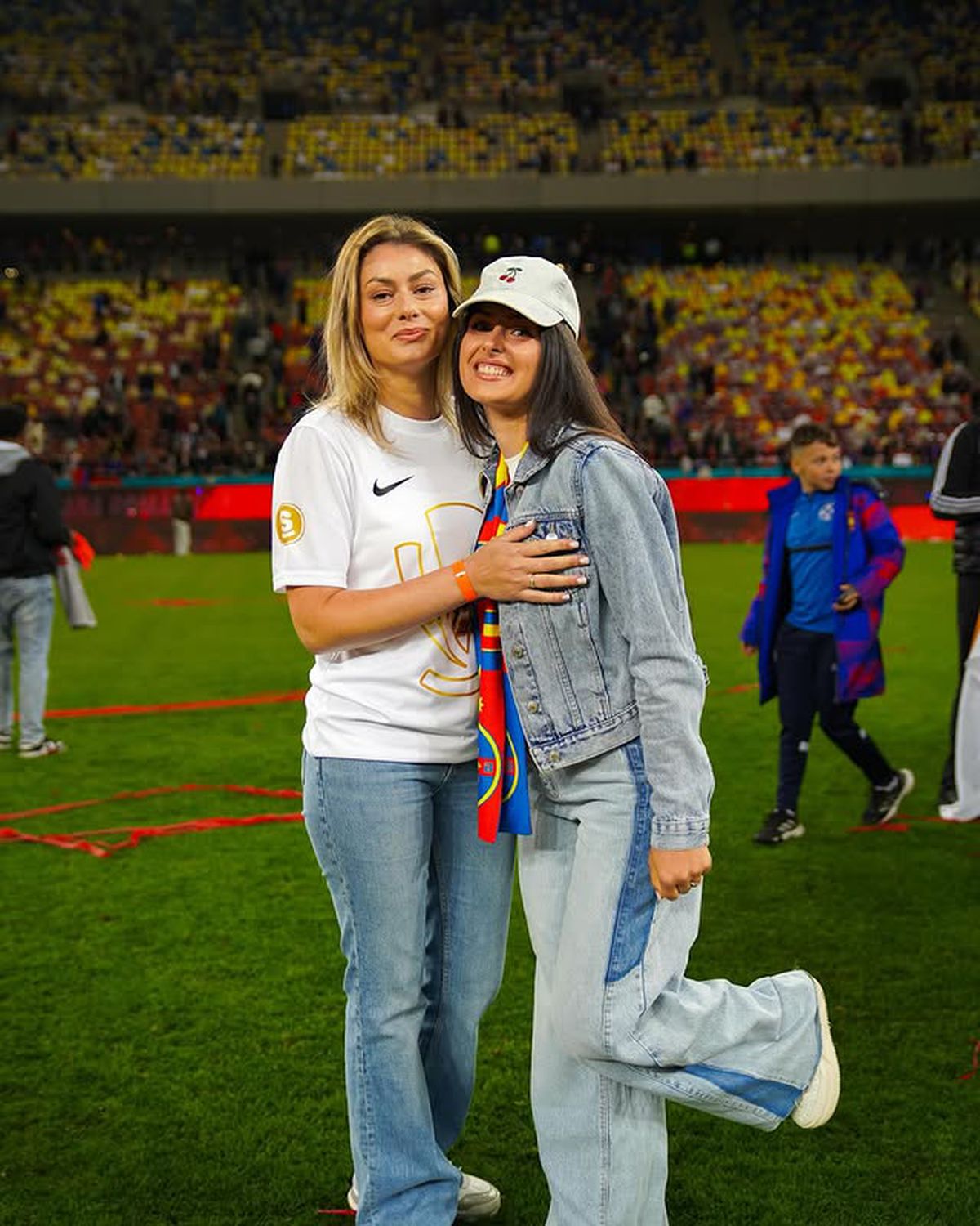 „Ce să căutăm în Dubai, când nu am văzut Iașiul?” » E măritată cu fotbalistul din Superliga care câștigă sute de mii de euro pe an, dar surprinde