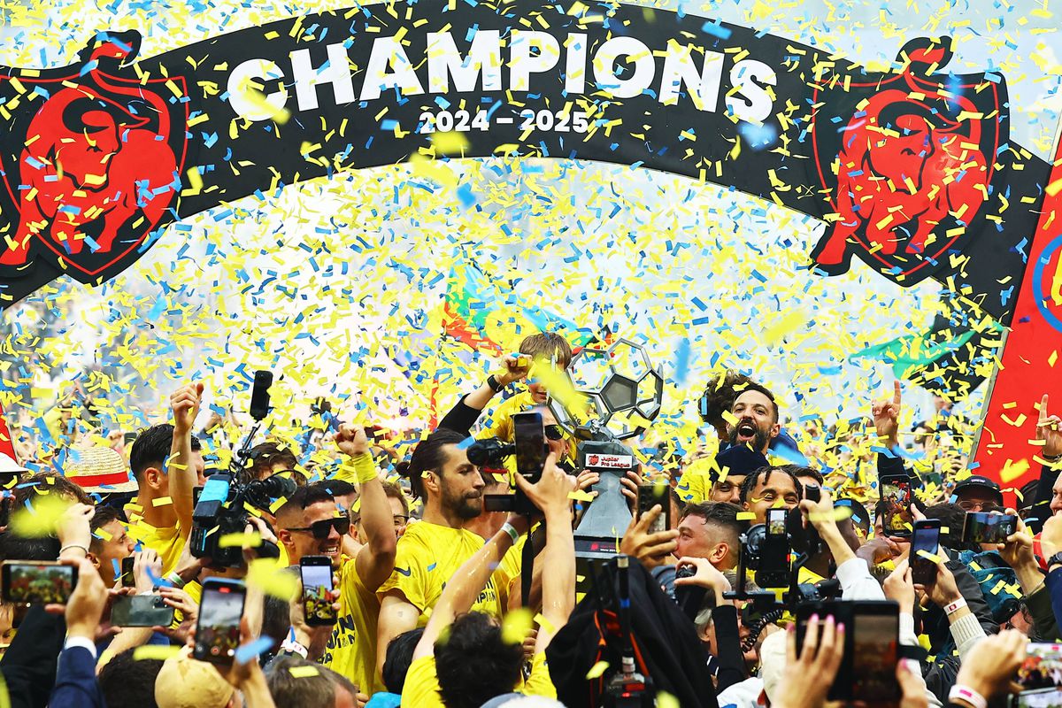 Imagini antologice: au cucerit titlul după 90 de ani, iar suporterii au invadat terenul