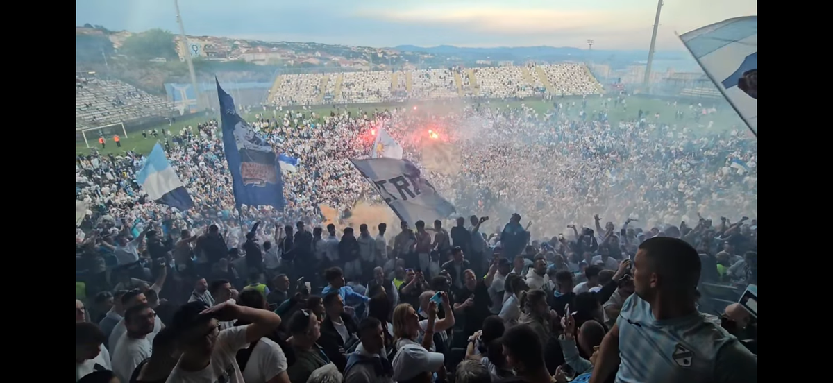 Nebunie! Fostul atacant de la Rapid a luat titlul ca antrenor, deși pornea cu a treia șansă! Trofeu adus cu elicopterul