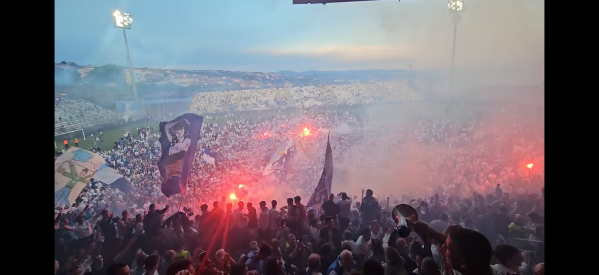 Nebunie! Fostul atacant de la Rapid a luat titlul ca antrenor, deși pornea cu a treia șansă! Trofeu adus cu elicopterul