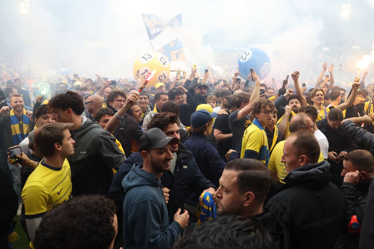 Imagini antologice: au cucerit titlul după 90 de ani, iar suporterii au invadat terenul