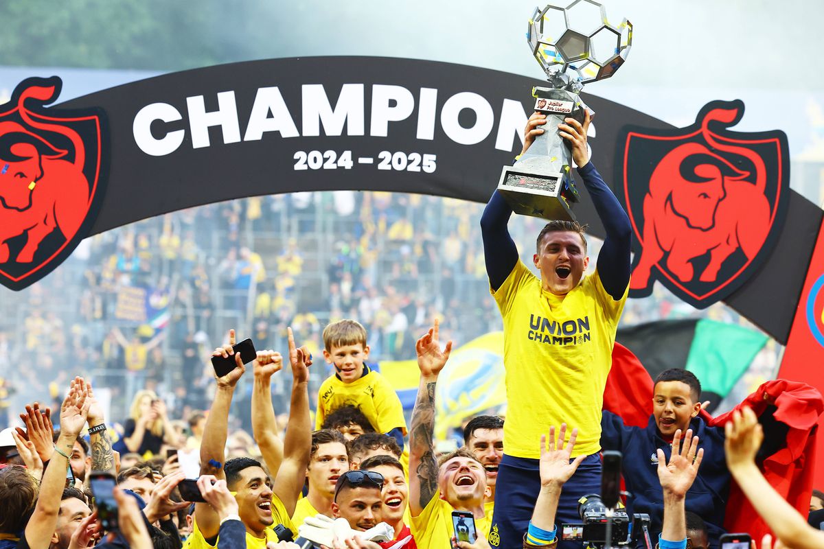 Imagini antologice: au cucerit titlul după 90 de ani, iar suporterii au invadat terenul