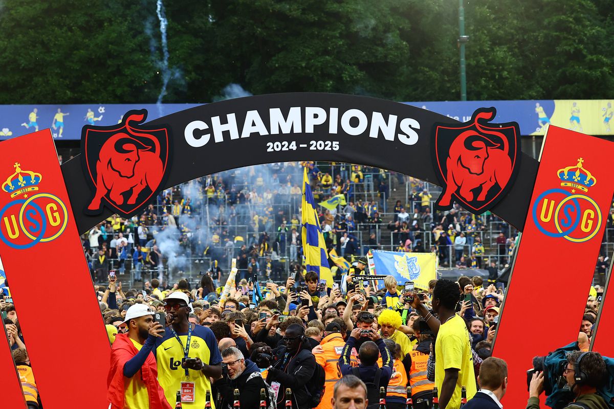 Imagini antologice: au cucerit titlul după 90 de ani, iar suporterii au invadat terenul