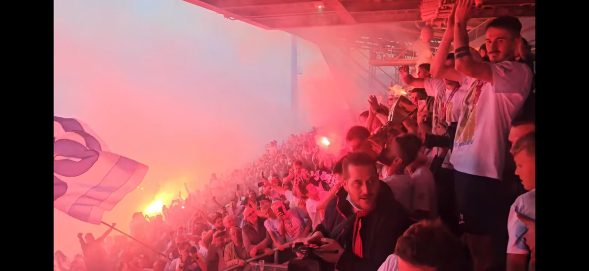 Nebunie! Fostul atacant de la Rapid a luat titlul ca antrenor, deși pornea cu a treia șansă! Trofeu adus cu elicopterul