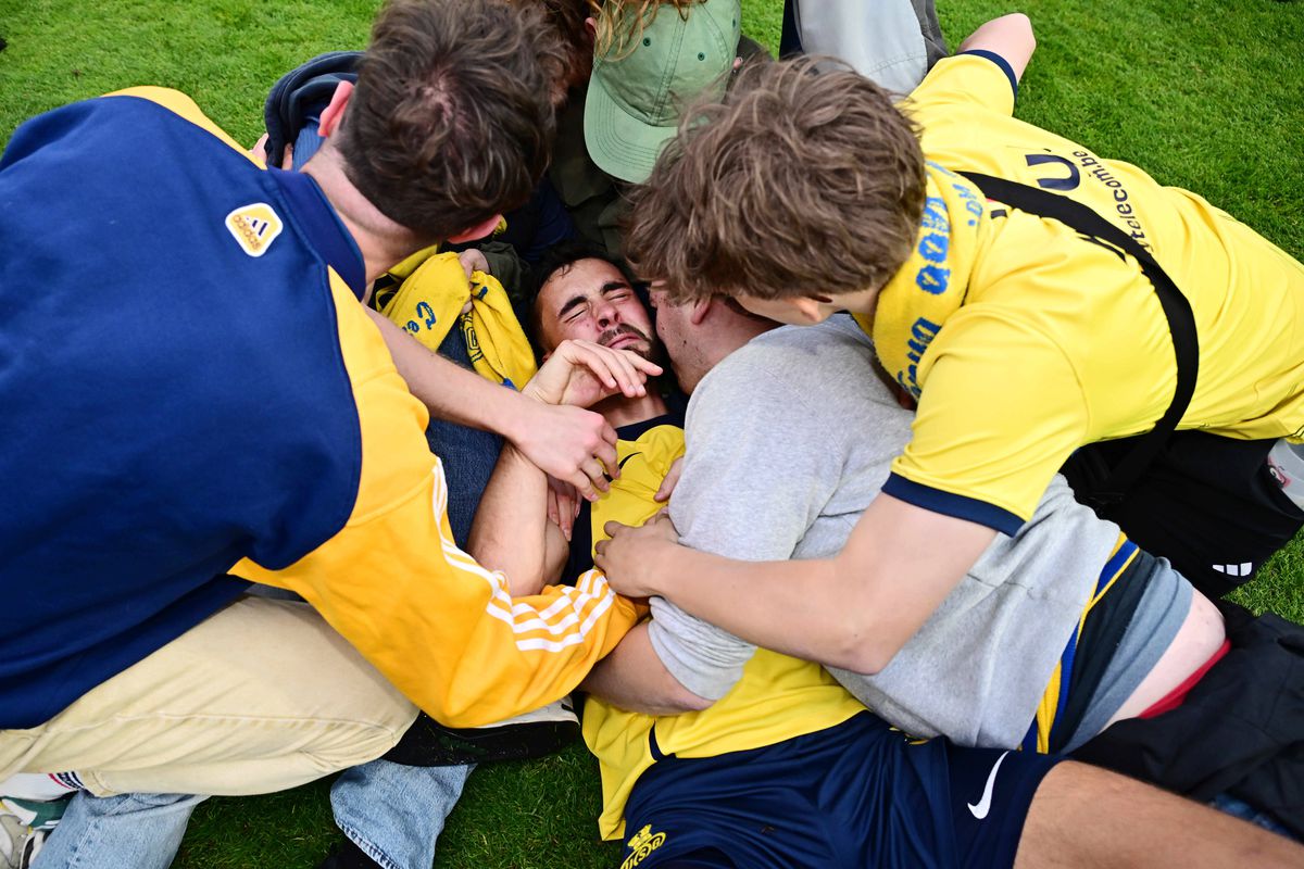 Imagini antologice: au cucerit titlul după 90 de ani, iar suporterii au invadat terenul