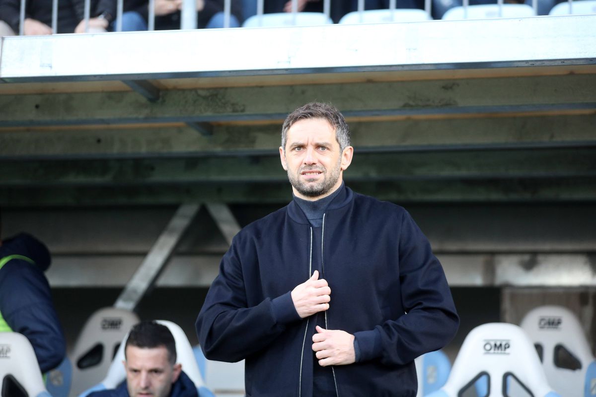 Nebunie! Fostul atacant de la Rapid a luat titlul ca antrenor, deși pornea cu a treia șansă! Trofeu adus cu elicopterul